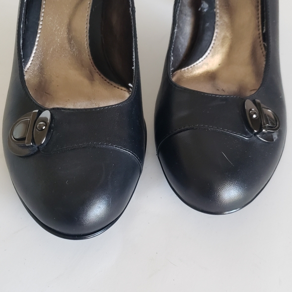 Sofft Sz 10 Ladies Black Leather Heeled Court Shoes Metal Icon - Picture 13 of 15